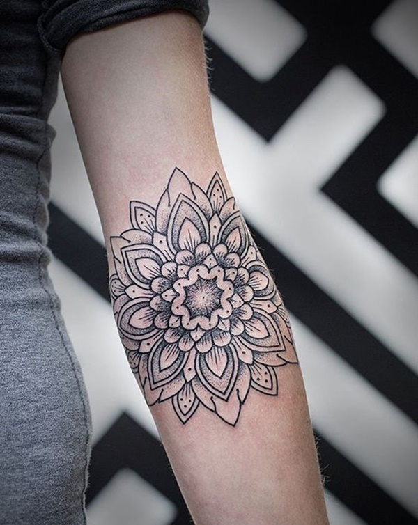 tatuagem feminina de mandala no braço