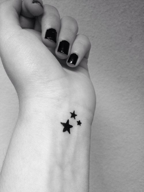 tatuagem pequena de estrela em pulso feminino