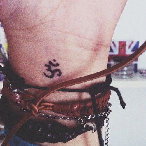 tatuagem símbolo Om no pulso