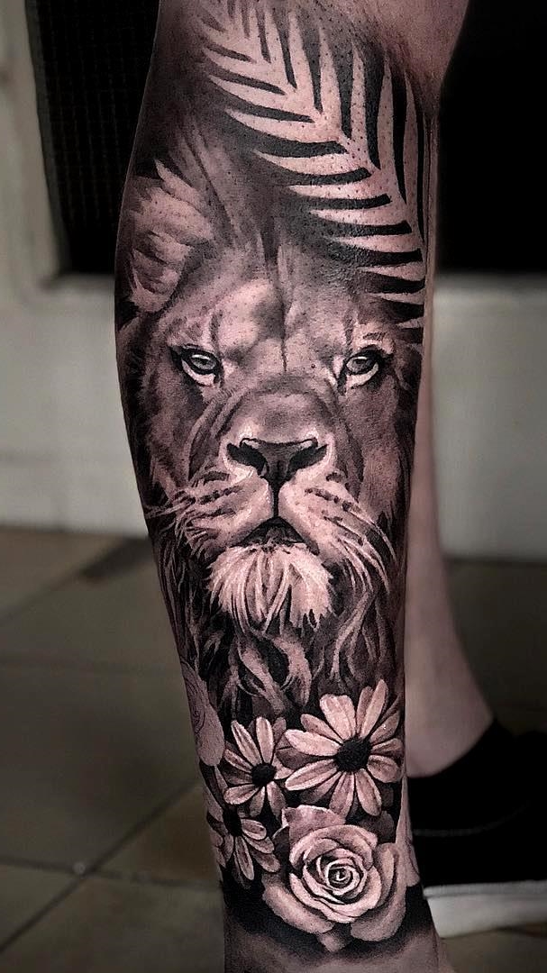 tatuagem de leão em perna