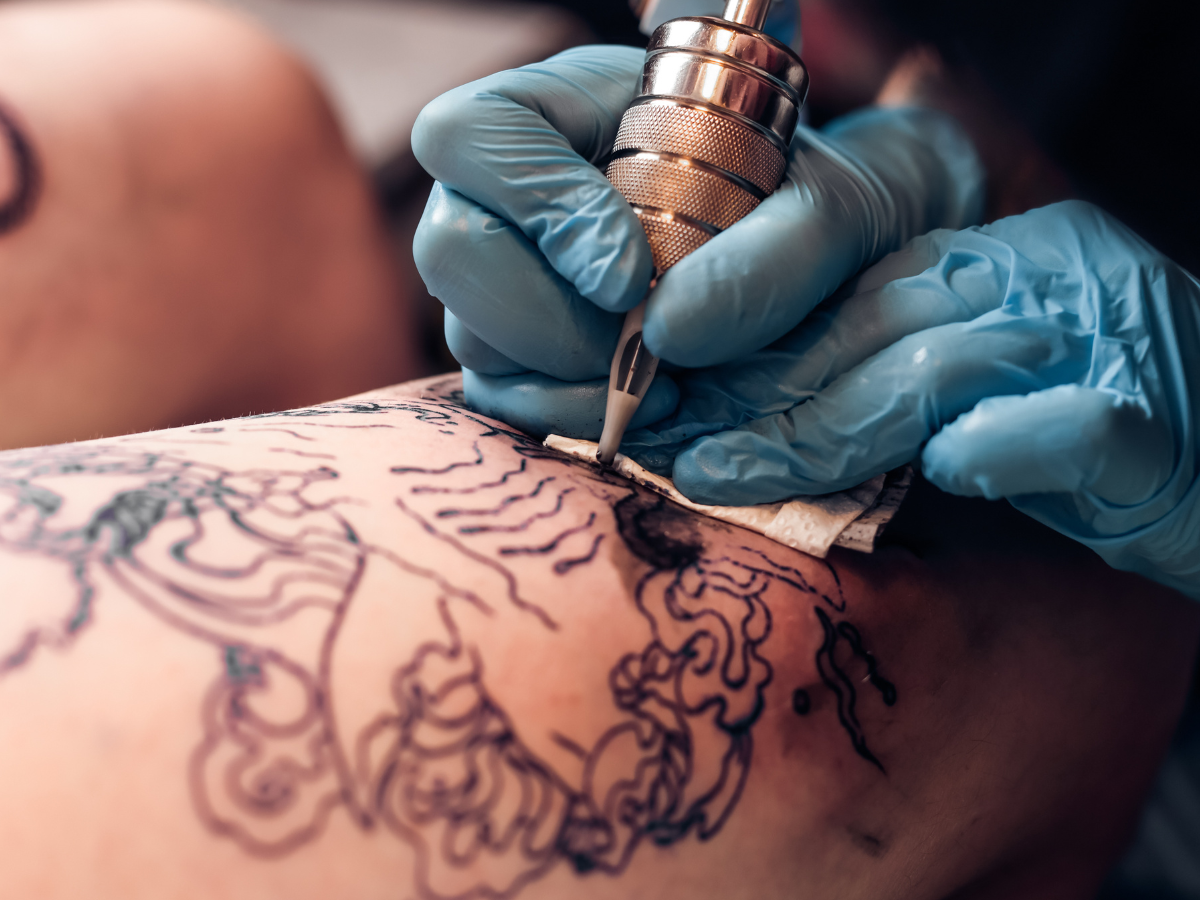 tatuagem feminina perna cuidados