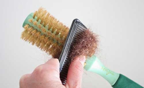 limpando escova de cabelo