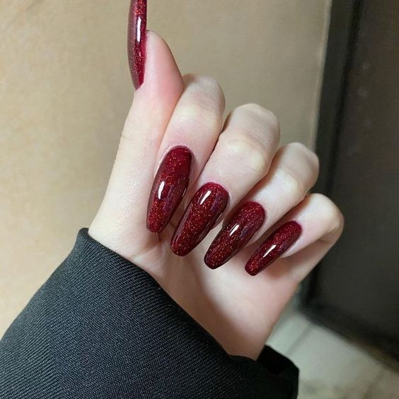 unhas vermelhas com glitter
