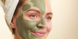 Máscaras de Argila. Foto é um rosto com máscara facial verde