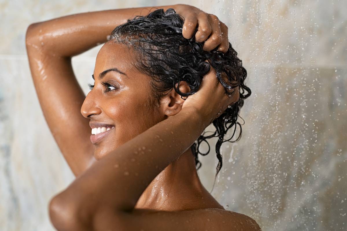 Lavar os fios do cabelo mais de duas vezes por dia