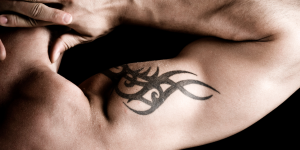 Tatuagens que mais causam arrependimentos. Foto homem com uma tatuagem tribal no braço