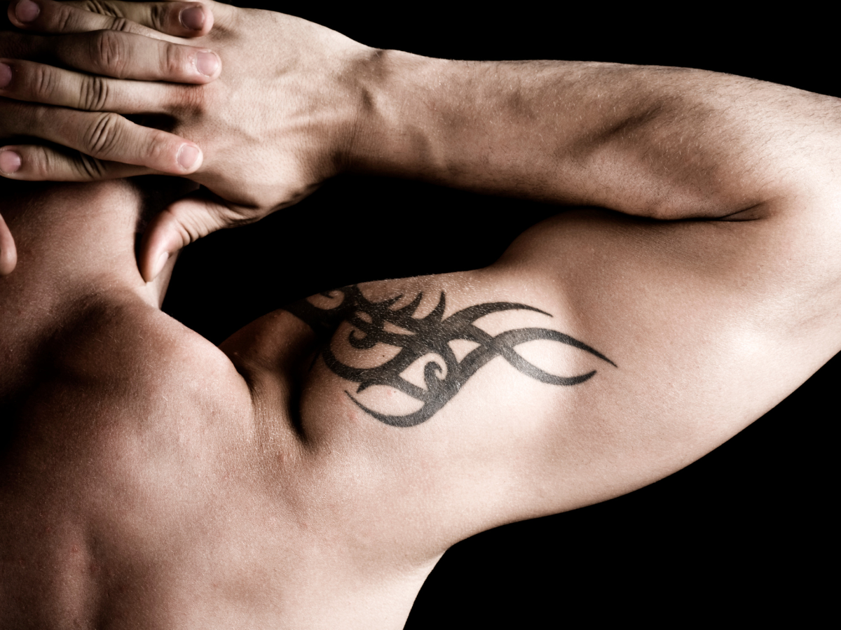 Tatuagens que mais causam arrependimentos. Foto homem com uma tatuagem tribal no braço