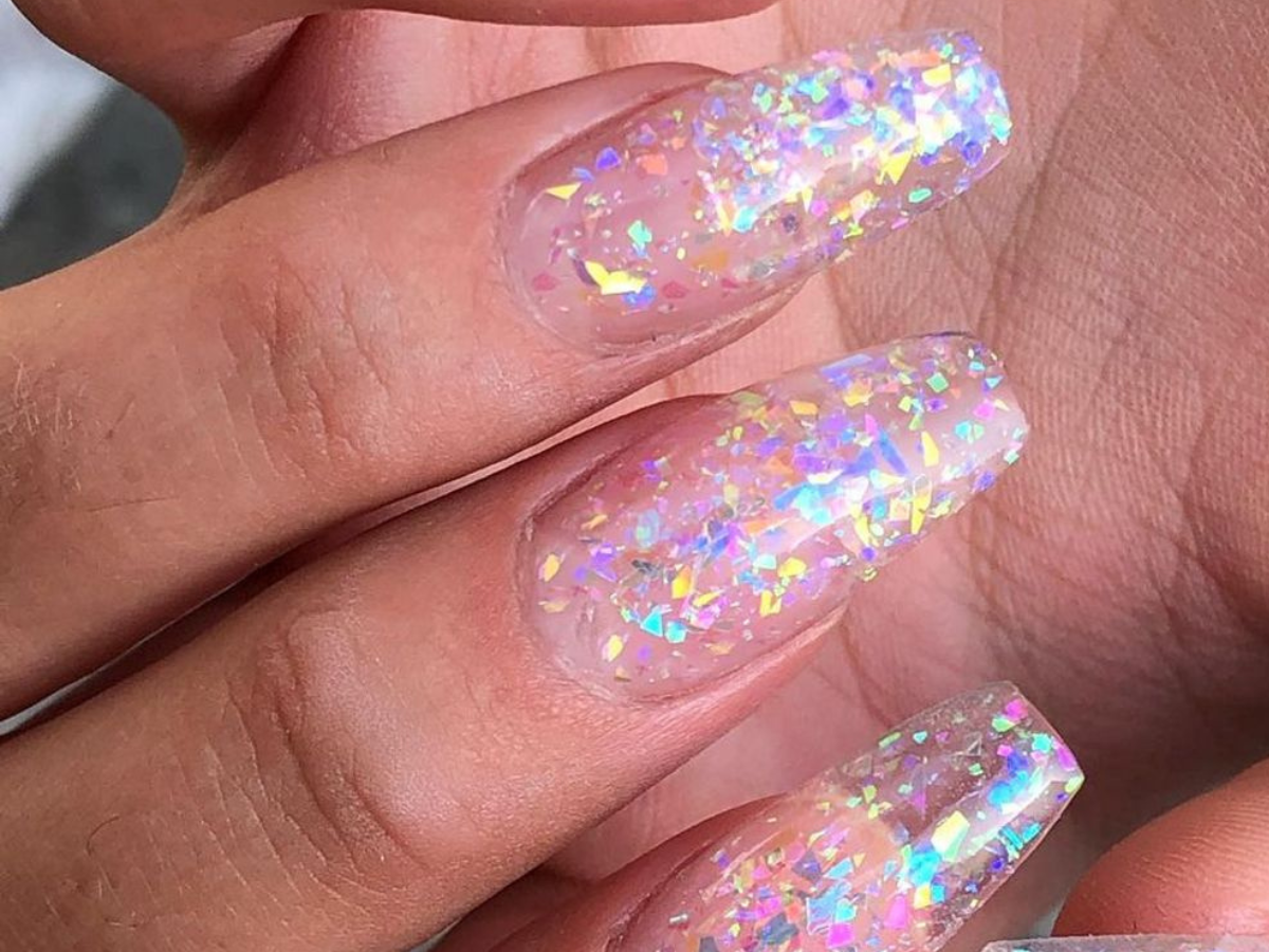 Glass Nails Tendência. Foto unhas transparentes com pedaços coloridos de alumínio.