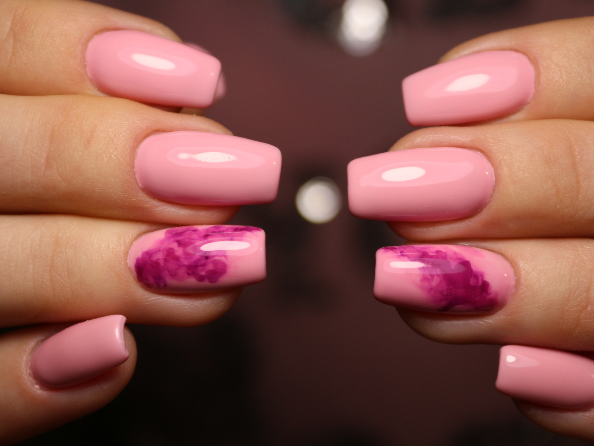 Ideias de unhas decoradas. Foto unhas com esmalte rosa e com detalhes no dedo anelar.
