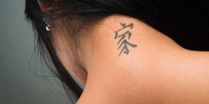 Tatuagens pequenas. Foto uma letra em japonês no pescoço