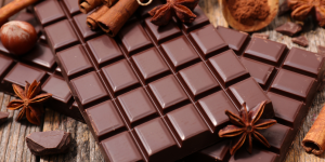 Chocolate dá espinhas?. Foto aparece barras de chocolate em quadradinho.