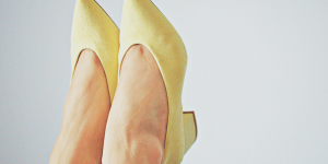 Sapatos ideais para mulheres baixinhas. Foto mostra um sapato de bico fino amarelo
