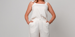 Calça pantalona acima dos 50 anos. Foto mulher com regata branca e calça pantalona branca de alfaiataria