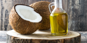 Produto natural que faz milagre na pele e cabelo. Foto mostra o óleo feito da fruta coco.