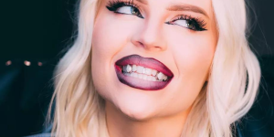 Quanto custa colocar Grillz no dente. Foto cantora Luisa Sonza mostrando os dentes com joias.