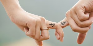 Tatuagens de Casal. Foto mostra tatuagem no dedo em âncora.