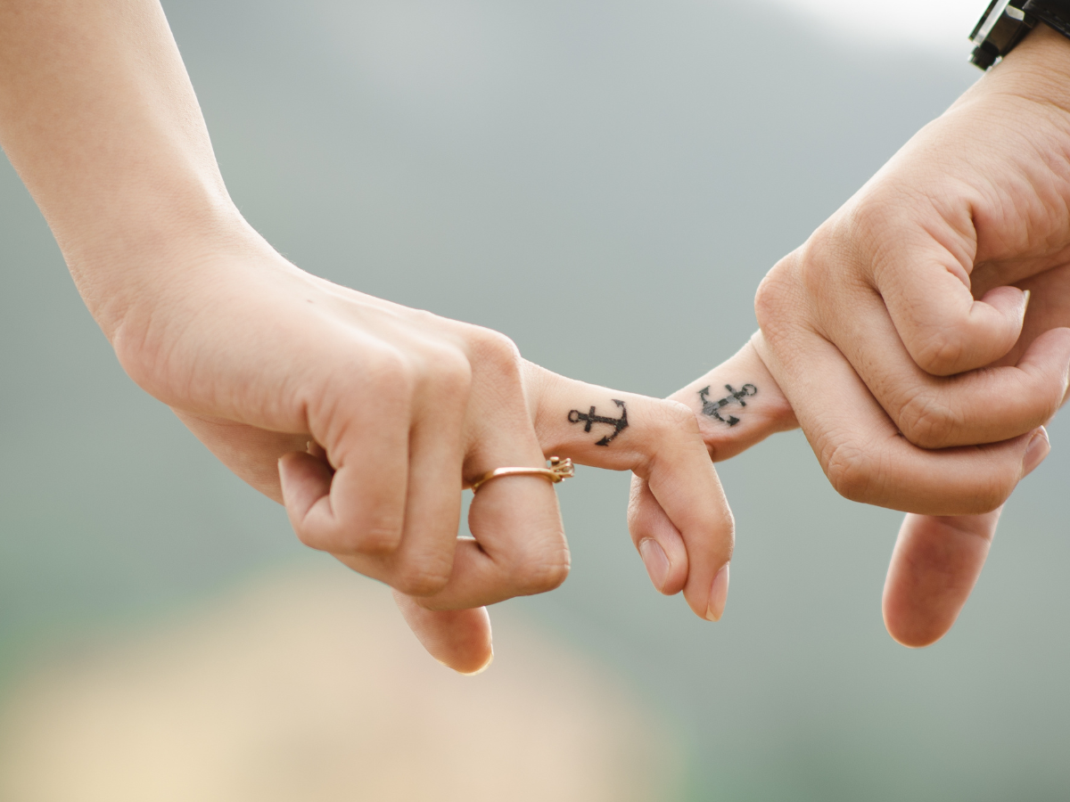 Tatuagens de Casal. Foto mostra tatuagem no dedo em âncora.