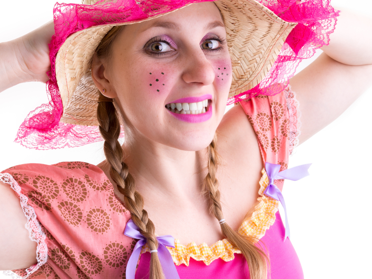 Tranças super estilosas para festa juninas. Foto mulher com trajes caipiras rosas e tranças.