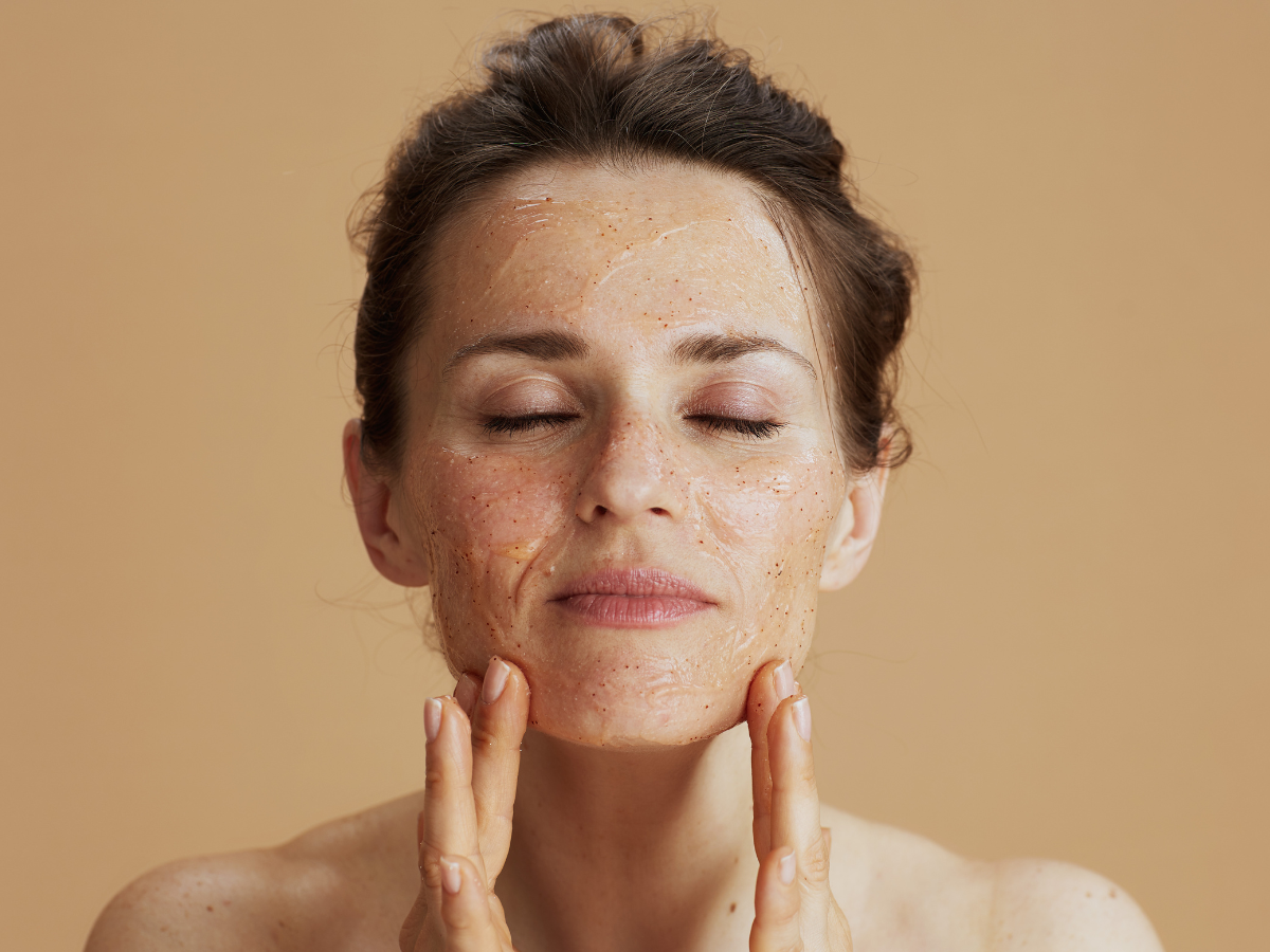 benefícios INCRÍVEIS de esfoliar a pele