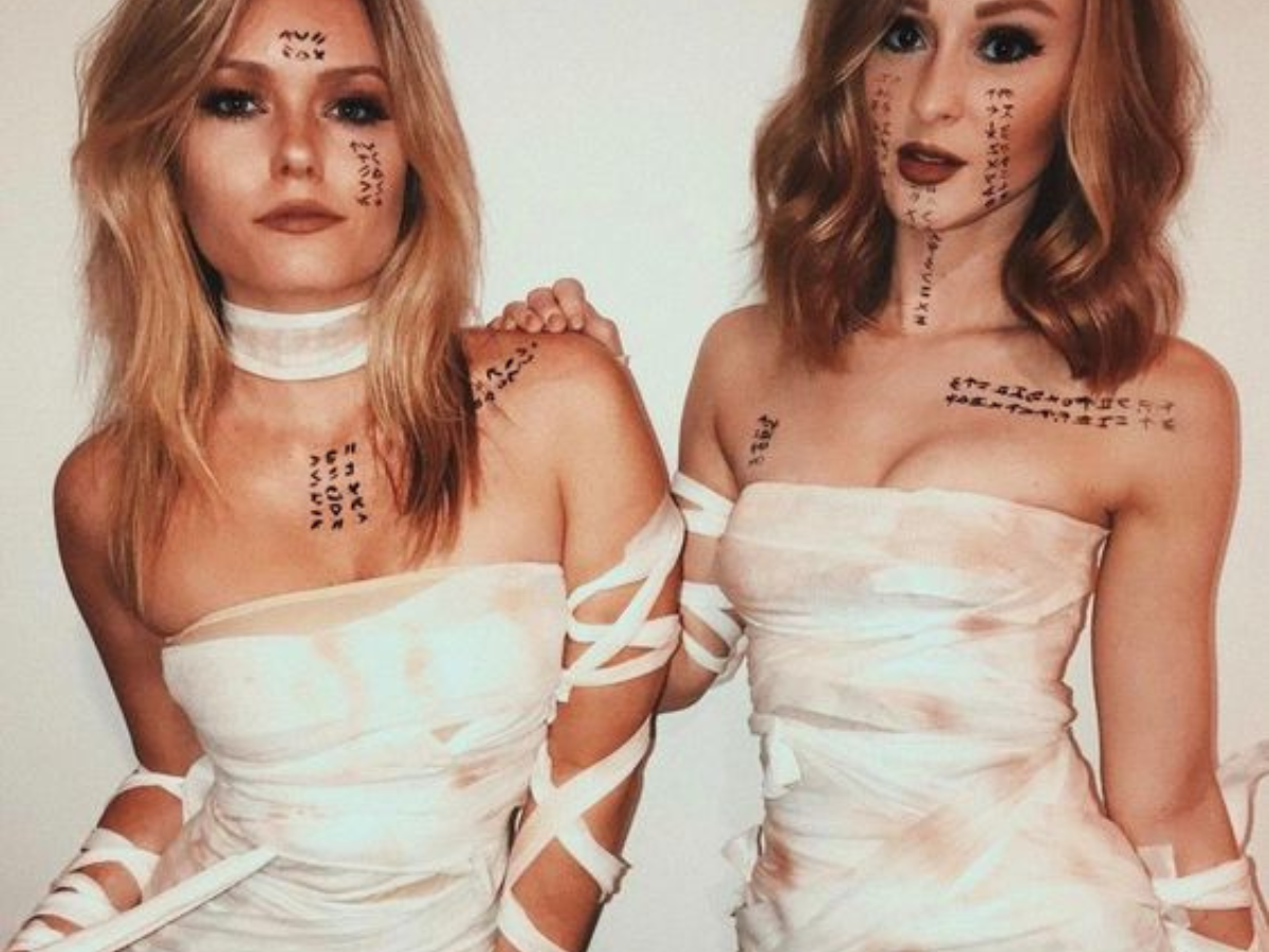 Fantasias em dupla Halloween 2023. Foto aparece mulheres brancas vestidas de múmias