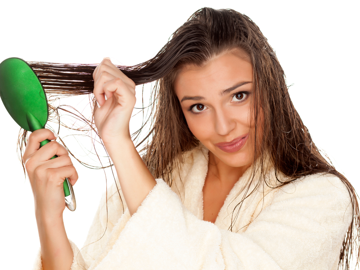 Расчесывание мокрых волос. Расчесывать мокрые волосы. Девушка расчесывается. Расчесывание сырых волос. Почему нельзя расчесывать волосы