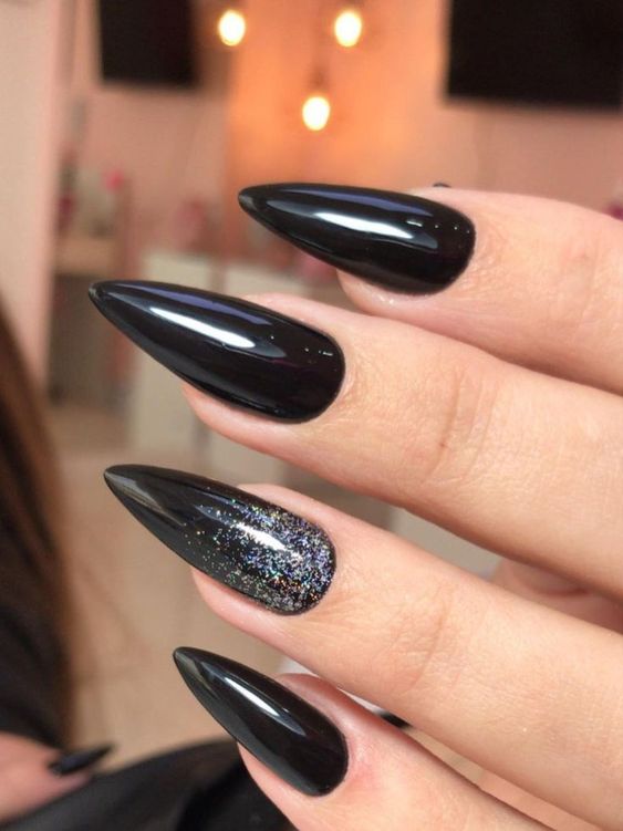 manicure luxuosa de cor preta com brilho no dedo anelar prata