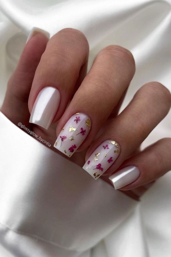 Unhas Brancas Delicadas com flores encapsuladas rosas em dois dedos
