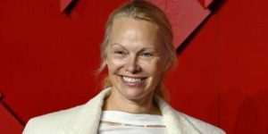 Xô, maquiagem Pamela Anderson ressalta beleza natural no Fashion Awards 2023