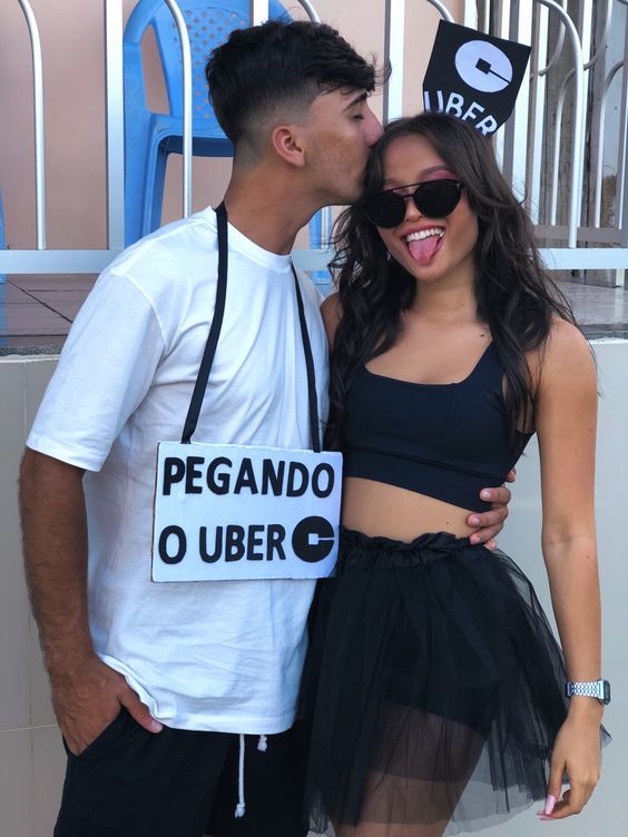 fantasia casal pegando o Uber carnaval 2024