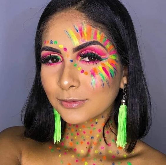Maquiagem Carnaval 2024 bem colorida e por todo o rosto
