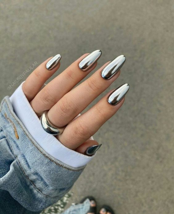 cores de unhas que atraem dinheiro: foto unhas prata metalizada