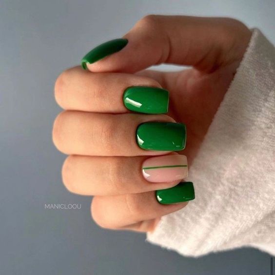 unhas quadradas decoradas com verde e dedo anelar diferente