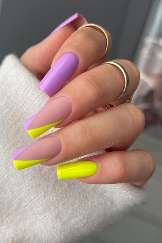 unhas coloridas co esmalte lilás e amarelo