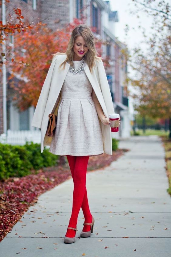 vestido branco, blazer e meia calça vermelha