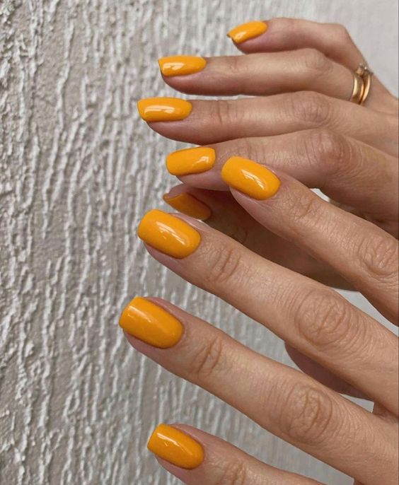 Amarelo Mostarda está entre as cores de unhas decoradas para se apaixonar