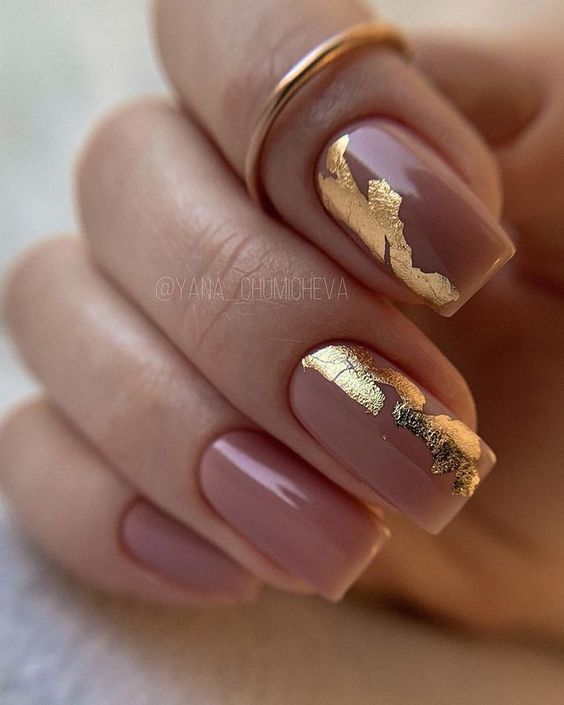 Nudi com Dourado foto pinterest - cores de unhas decoradas abril