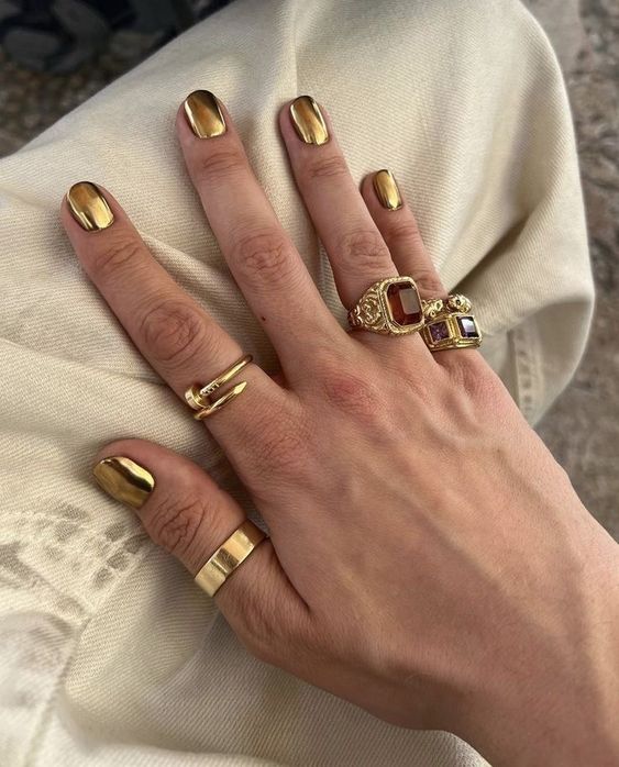 Unhas douradas metalizadas (Foto: Pinterest)
